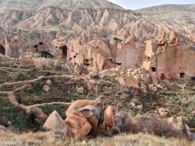 Zelve Açık Hava Müzesi. Kapadokya 'daki inanılmaz mağara evi, Nevsehir, Türkiye. Eski peri bacaları. 
