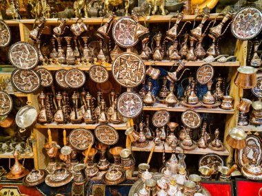 Türk bakır kavanozları Türkiye 'nin Kapadokya kentindeki geleneksel dükkanda satışta.