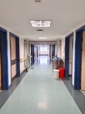 Bej kapılı boş hastane koridoru.