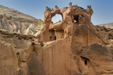 Zelve Açık Hava Müzesi 'ndeki mağara evi manzarası. İnanılmaz bir mağara evi. Z12 tarihi hava müzesinin muhteşem resimleri. Nevsehir - Türkiye.