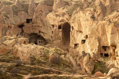 Zelve Açık Hava Müzesi 'ndeki mağara evi manzarası. İnanılmaz bir mağara evi. Z12 tarihi hava müzesinin muhteşem resimleri. Nevsehir - Türkiye.