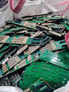 Atık Elektronik ana kart toplandı ve ayrıldı. Eski bilgisayar parçaları, PCB, elektronik parçalar ve bileşenler. Yazdırılmış devre kartını parçala.