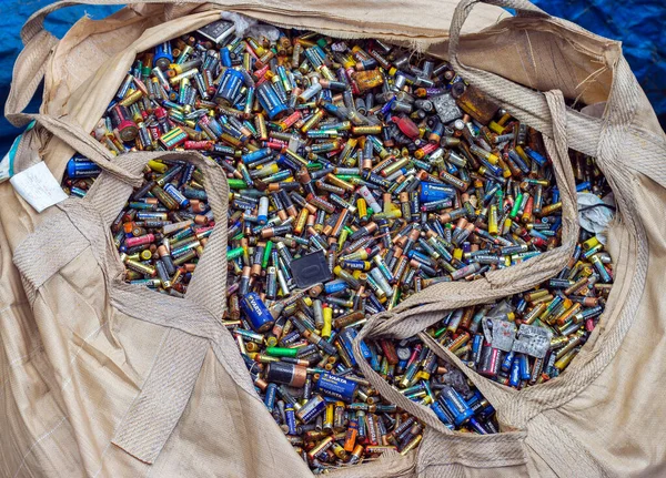 大きな袋にリサイクルするためのさまざまなサイズと使用される電池の種類 重要な材料のリサイクル 2022年9月23日 イスタンブール — ストック写真