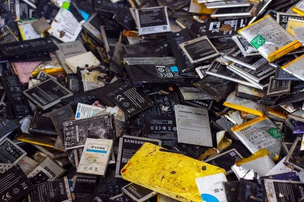 Diferentes Tipos Diferentes Tamaños Baterías Teléfonos Celulares Usados Para Reciclaje Fotos de stock