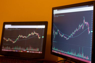 Mum çubuğu grafiği grafiği, iki ekran ile hisse senedi fiyatlarının eğilimini veya düşüşünü gösteren bir gösterge. Borsa ticareti. Finansal konsept. Kripto borsası