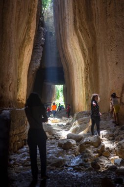Hatay 'daki Vespasianus Titus Tüneli, Antakya, Türkiye. 2 Mayıs 2022 Samandağ, Antakya, Nefret. Titus Tünelinin Manzarası.
