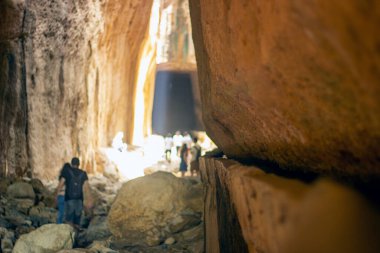Hatay 'daki Vespasianus Titus Tüneli, Antakya, Türkiye. 2 Mayıs 2022 Samandağ, Antakya, Nefret. Titus Tünelinin Manzarası.