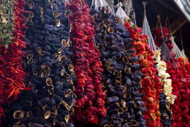 Kurutulmuş patlıcan, biber ve çan soğuğu. Türkiye 'deki yerel pazarda asılı olan kurutulmuş malzeme.. 