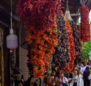 Kurutulmuş patlıcan, biber ve çan soğuğu. Türkiye 'deki yerel pazarda asılı olan kurutulmuş malzeme.. 
