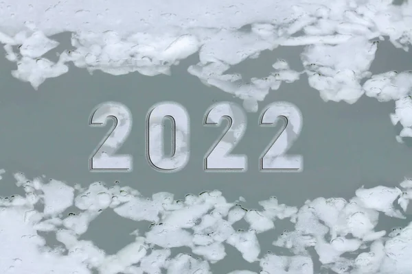 2022 feliz año nuevo. Copos de nieve y hielo de fondo. Fondo de la naturaleza desenfocada. Clima helado de invierno. —  Fotos de Stock