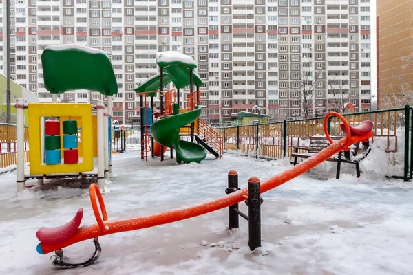 Entrenamientos para actividades deportivas parque infantil y lugar de relax entorno residencial casa después de la nieve de invierno — Foto de Stock