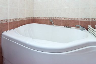 Ev dekoru çağdaş banyo tasarımı. Boş beyaz banyo küveti duvarla kaplı arka plan. Modern apartman otelinde klasik banyo kavramı. Sürdürülebilir yaşam tarzı kavramı.