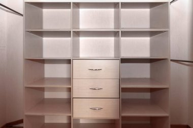 Boş rafları olan modern ahşap gardırop. Meşe kaplamalı kontrplak dolaplar ve dolap kapıları. Modern mobilyaların ayrıntıları