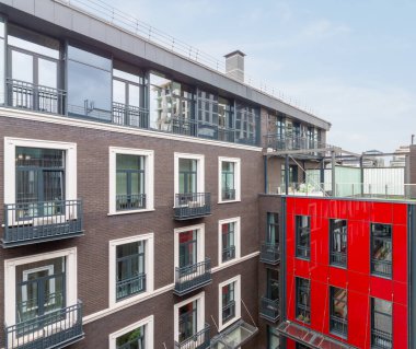 Modern apartman binaları ve şehirde yeni şehir manzarası olan bir yerleşim yeri. Güzel manzara konut gelişmeleri.