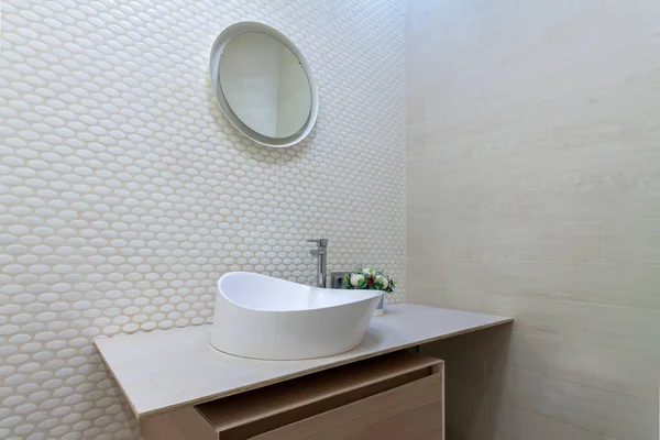 Lavabo Blanco Con Grifo Encimera Madera Baño Moderno Minimalista Interior — Foto de Stock
