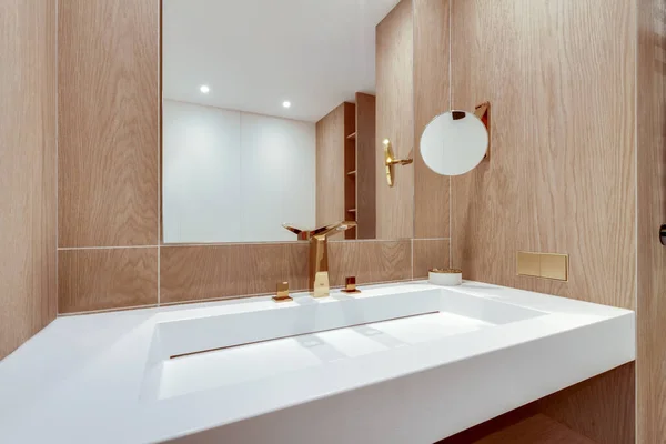 Jednoduchý Zlatý Kohoutek Klasické Koupelně Čtvercové Umyvadlo Zrcadlem Dekoracemi Dřevěné — Stock fotografie
