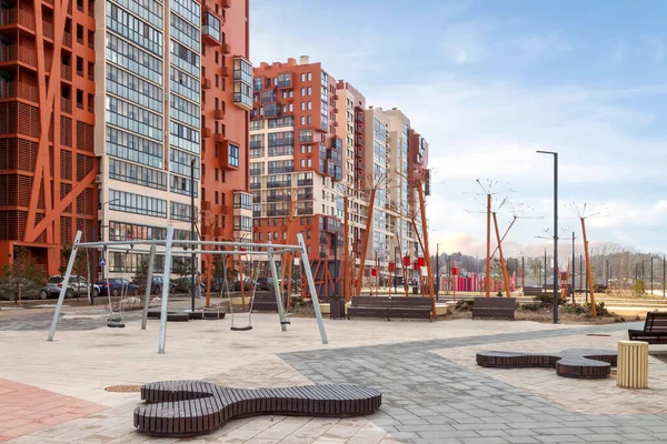 Modern apartman binaları olan bir yerleşim yeri, şehir konutları bulutlu gökyüzü arka planı. Ticari gayrimenkul konsepti.