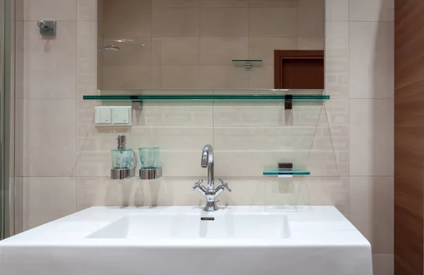 Detailní Záběr Jednoduchý Stříbrný Kohoutek Klasickém Umyvadle Koupelně Čtvercovým Zrcadlem — Stock fotografie