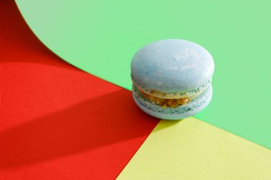 Mavi badem kurabiyesi renkli bir arka planda yatıyor..