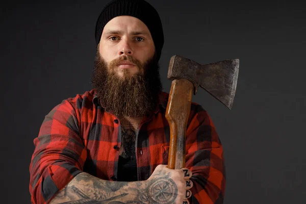 Schöner Mann Mit Langen Haaren Und Einer Axt Den Händen Stockbild