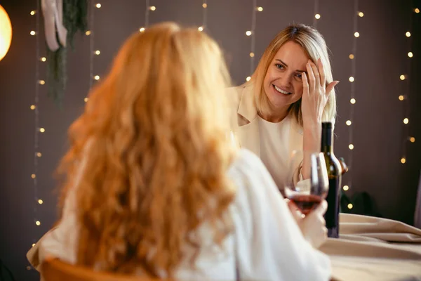 Lesbian Couple Having Dinner Restaurant Girl Giving Gift Her Sweetheart — Stockfoto