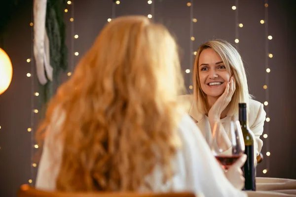 Lesbian Couple Having Dinner Restaurant Girl Giving Gift Her Sweetheart — Stockfoto