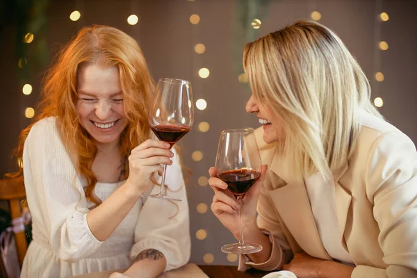 Lesbian Couple Having Dinner Restaurant Girls Drink Wine Talk — Stockfoto