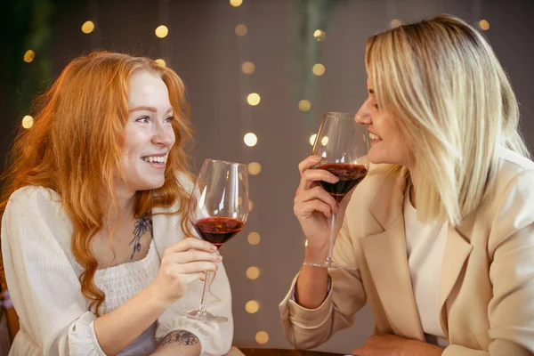Lesbian Couple Having Dinner Restaurant Girls Drink Wine Talk — Stockfoto