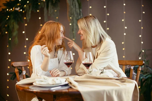 Lesbian Couple Having Dinner Restaurant Girls Drink Wine Talk — Stockfoto