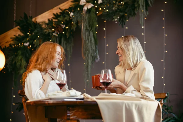 Lesbian Couple Having Dinner Restaurant Girl Giving Gift Her Sweetheart Stockfoto