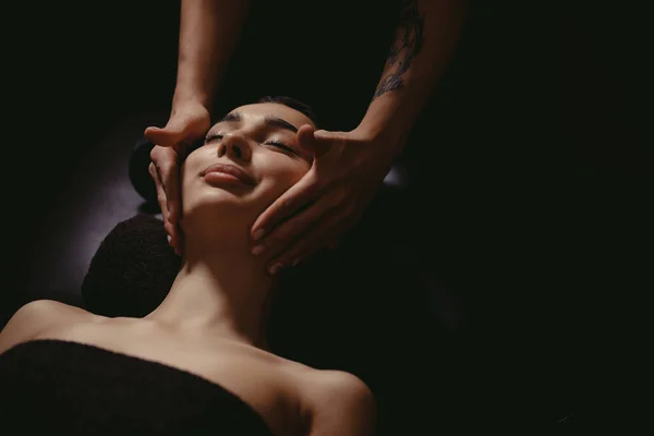 Belle Fille Massage Facial Dans Une Clinique Beauté — Photo