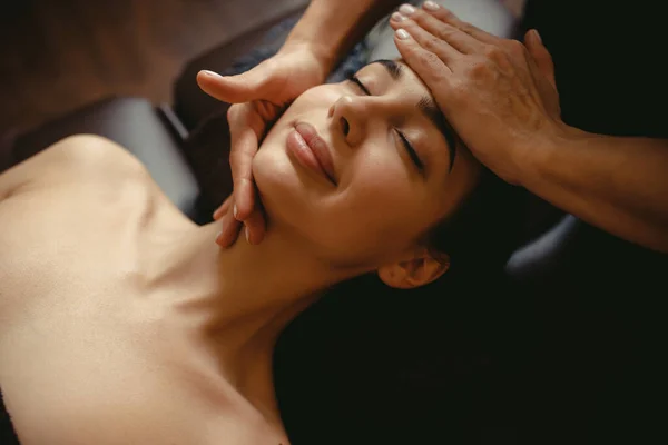 Bella Ragazza Massaggio Facciale Una Clinica Bellezza — Foto Stock