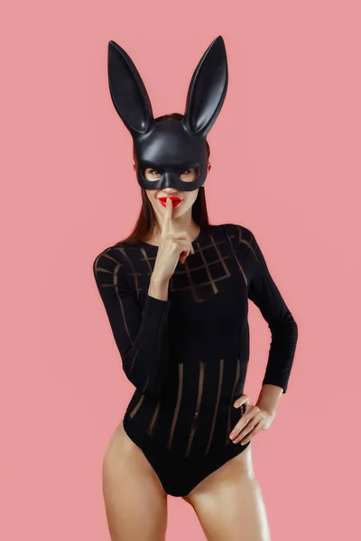 Sexy Žena Nosí Černou Masku Velikonoční Zajíček Stojící Růžovém Pozadí — Stock fotografie