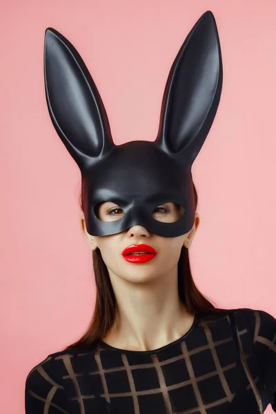 Sexig Kvinna Bär Svart Mask Påsk Kanin Står Rosa Bakgrund — Stockfoto