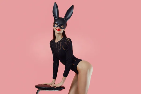 Sexy Frau Trägt Eine Schwarze Maske Osterhase Steht Auf Rosa — Stockfoto