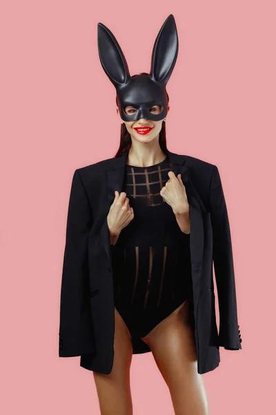 Sexy Frau Trägt Eine Schwarze Maske Osterhase Steht Auf Rosa Stockfoto