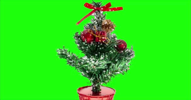 Рождественская искусственная мини-елка с игрушками и подарками с блестящими звёздами. — стоковое видео