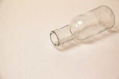 Cam boş mini şişe beyaz bir arka planda yatıyor, şablon.