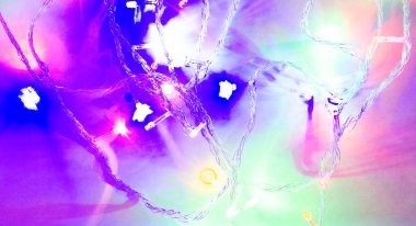 Noel çelengi Bokeh, parlak bulanık Bokeh 'in arka planı, siyah arka planda çok renkli ışıltılar. yumuşak odak.