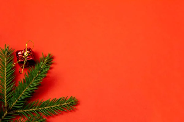 Navidad Fondo Rojo Rama Coníferas Con Juguete Árbol Navidad Espacio — Foto de Stock
