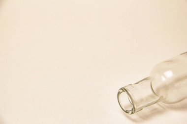 Cam boş mini şişe beyaz bir arka planda yatıyor, şablon, boş.