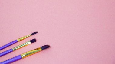 Mor arkaplanda resim yapmak için fırçalar, metin, pankart, telif alanı, reklam veya tasarımınız için boş alan.