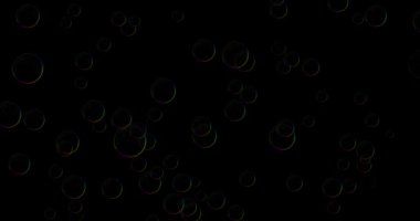 Görüntüler, siyah arkaplandaki mavi baloncuklar, şeffaf kabarcıklar yukarı çıkıyor, tasarımcı için bir şablon. Harmanlama modu, kaplama kipi 4k video arkaplanı. 3d hazırlayıcı