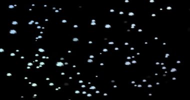 Siyah arkaplanda üç boyutlu parçacıkların soyut bulutu, gökyüzü arkaplanı. 4K karıştırma kipi, karıştırma kipi,