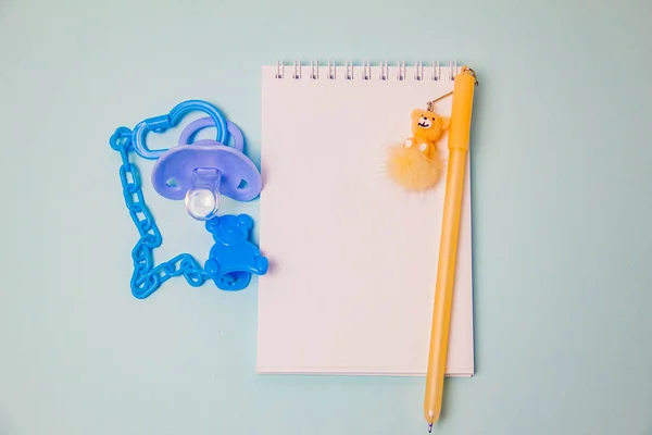 Blue Nipple Carabiner Chain Yellow Pen Bear Diaper Pack Notepad — Stock Photo, Image
