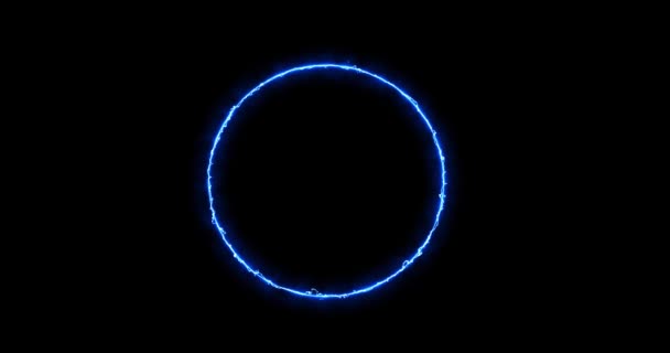 Anneau bleu de foudre, énergie sur fond noir. Cercle d'énergie abstrait avec des décharges de foudre. Peu à peu, un anneau bleu est apparu et une lueur constante dans le cercle. Graphiques animés 4k. — Video