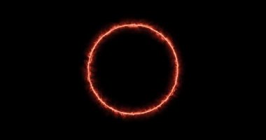 Siyah arka planda alev kırmızısı bir halka. Güneş alevinin soyut çemberi. Yanan bir ateş çemberi yavaş yavaş ortaya çıktı ve sürekli bir daire şeklinde yanmaya başladı. Canlandırılmış 4k grafik, çizgi film, üstüste koyma kipi