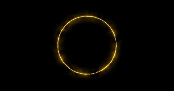 Огненно-жёлтое красное кольцо на чёрном фоне. Абстрактный круг солнечного пламени. Постепенно появилось горящее кольцо огня и постоянное жжение в круге. Анимационная 4k графика, мультфильм, режим наложения — стоковое видео