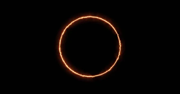 Anel vermelho amarelo Fiery em um fundo preto. Círculo abstrato de chama solar. Imagem 3d Um anel de fogo ardente apareceu gradualmente e uma queima constante em um círculo — Fotografia de Stock
