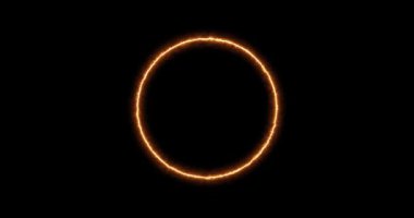 Sarı turuncu ışık halkası, siyah arkaplanda enerji. Yıldırım boşaltımlı soyut enerji çemberi. Yavaş yavaş, sarı turuncu bir halka ortaya çıktı ve çemberin içinde sabit bir parıltı. 4k.